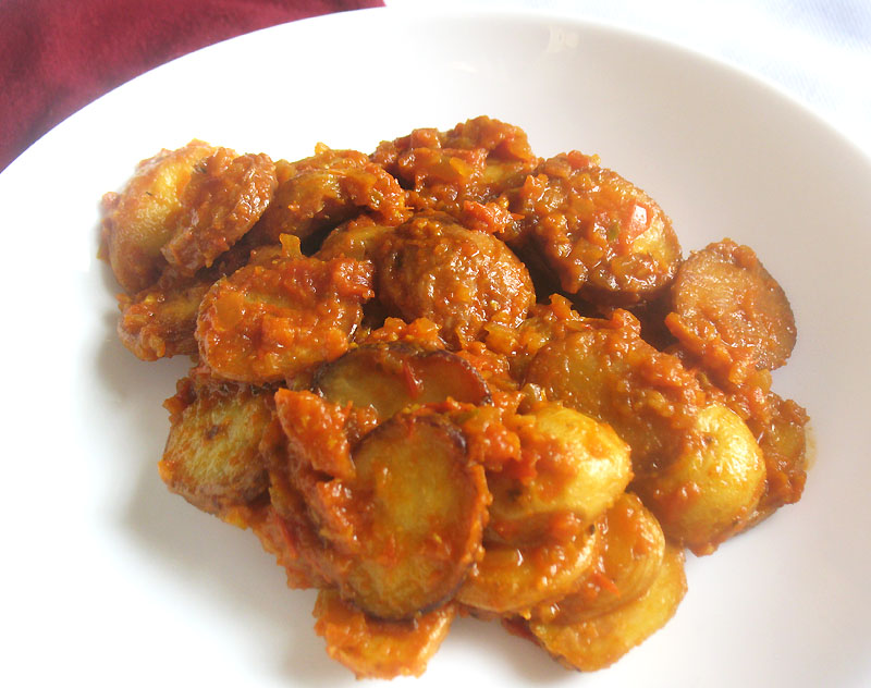 Crispy Potato Wedges in a Spanish Chili Tomato Sauce (Patatas Bravas