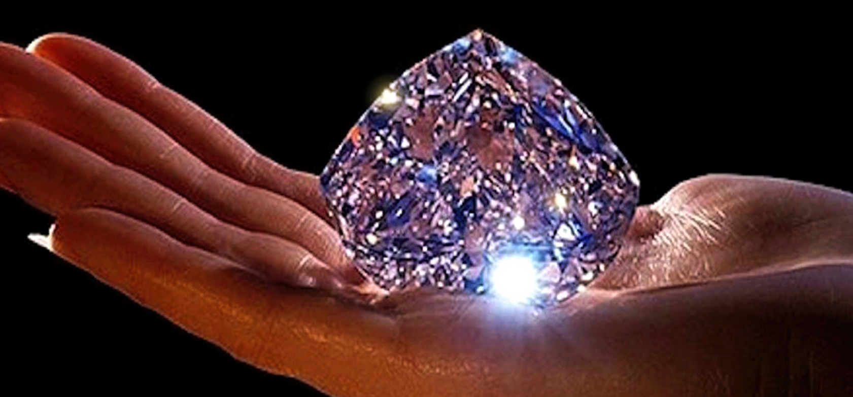 Инвестирование в драгоценности first class diamonds. Алмаз de Beers Centenary. Драгоценный камень в руках.