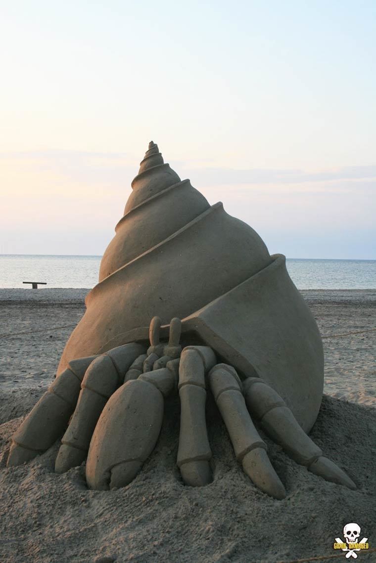 Jara studied fine art in college, but soon realized that design was not his strong suit. Instead, he wanted to create with his hands, and sand is the perfect medium. - His Sand Sculptures Are Freakishly Brilliant… How Is This Even Possible?