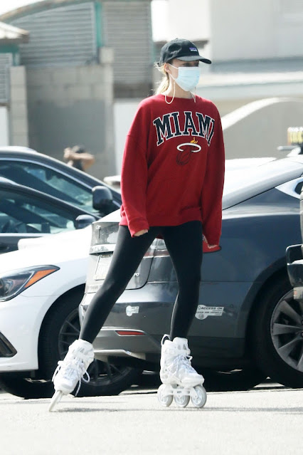 Margot Robbie - Rollerblading on the Beach in Malibu - imagedesi.com