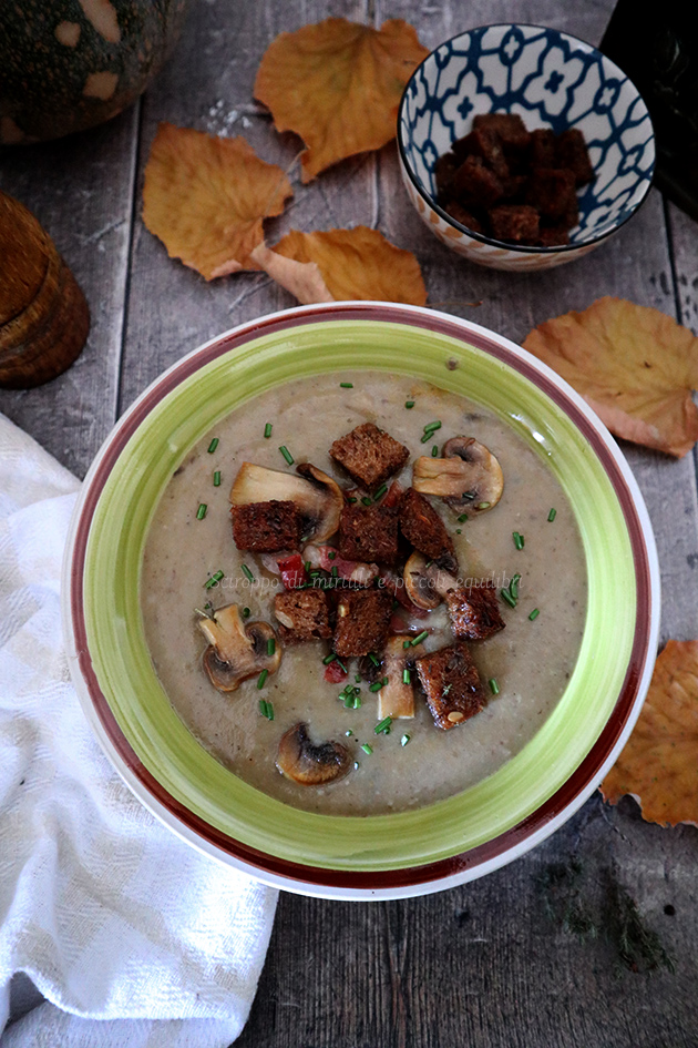 Zuppa di patate e funghi con crostini di pane rustico