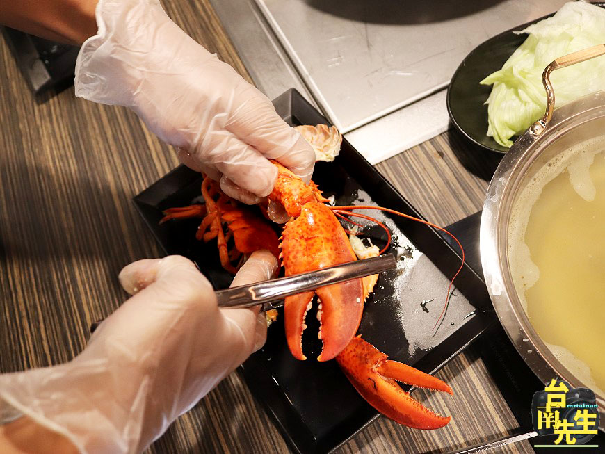 台南燒烤火鍋吃到飽/波士頓龍蝦+厚切和牛吃飽吃滿/飲料+沙瓦+咖啡+冰淇淋+甜點無限供應/木炭烘烤香氣撲鼻/日式居酒屋風格