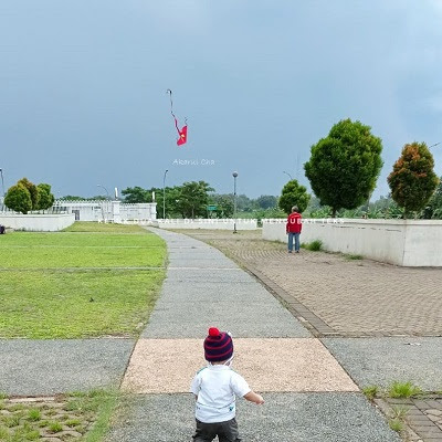 si-kecil-bermain-layang-layang si-kecil-main-layangan
