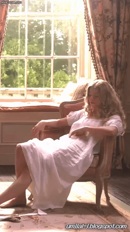 애니아 테일러조이 시스루 의상