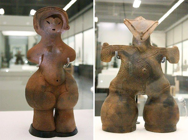 Фигурки догу периода Дзёмон, известные как Венера Дзёмон (слева) и Богиня в маске. Они были обнаружены в ходе раскопок в префектуре Нагано (© Jiji)