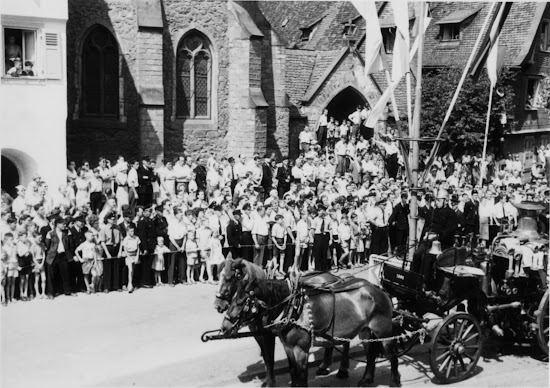 Die Freiwillige Feuerwehr Bensheim 1957 am Hospitalbrunnen, Foto: Jürgen Stoll-Berberich