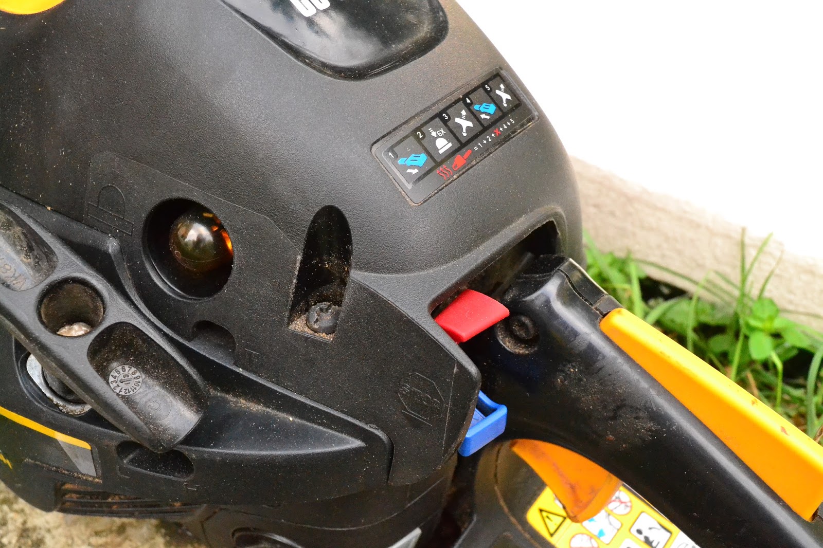 Becoming an Engineer: Starting a 2-stroke (chainsaw) engine after