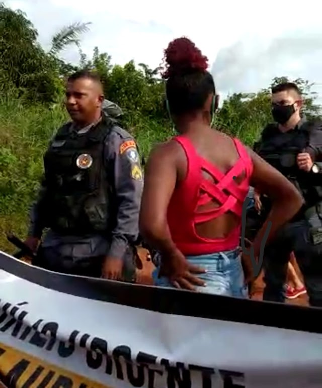 Godofredo Viana: Bloqueio na estrada do Distrito de Aurizona termina com ação truculenta da policia e duas moradoras detidas
