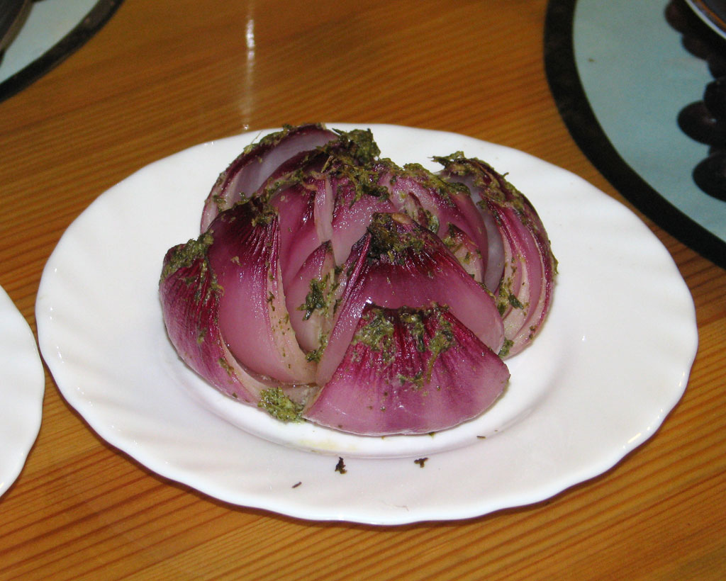 запеченный лук. запеченный красный лук. печеный лук. печеный лук репчатый. печеная луковица.