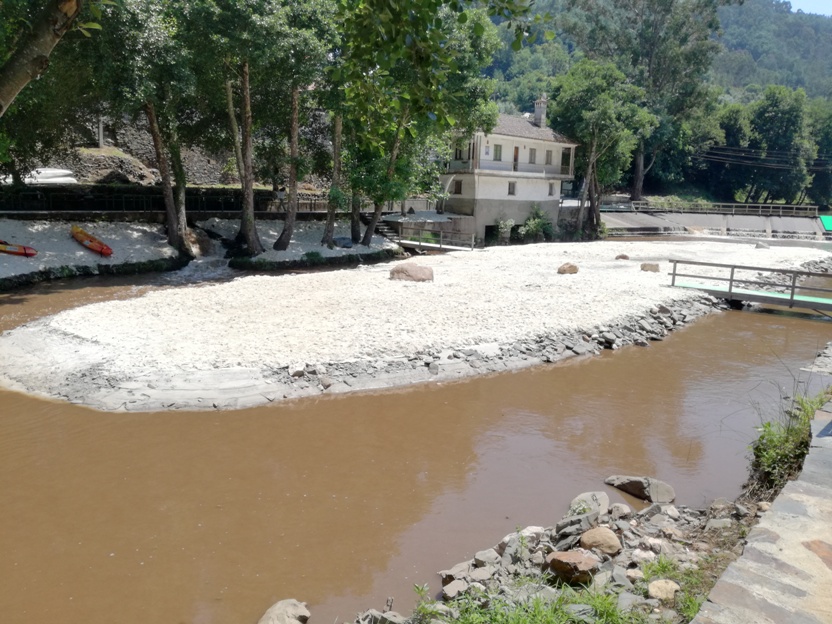 Ilha de areal no centro do Rio Ilha de areal no centro do Rio