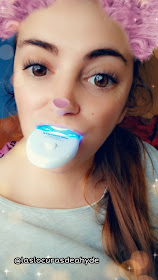 selfie usando el kit blanqueamiento dental
