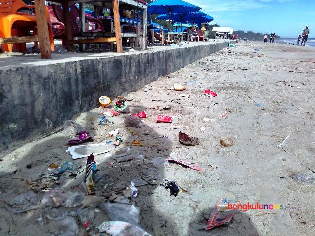 pantai bengkulu yang mulai dipenuhi sampah