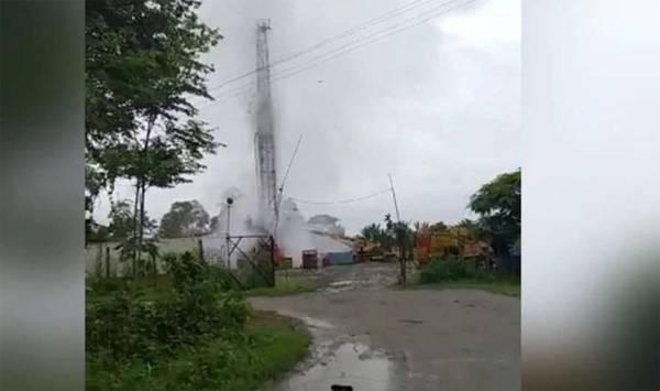 News, National, India, Assam, Crude Oil, Animals, Business, Gas Leaking From Assam Oil Well For 5 Days, 2,000 People Evacuated