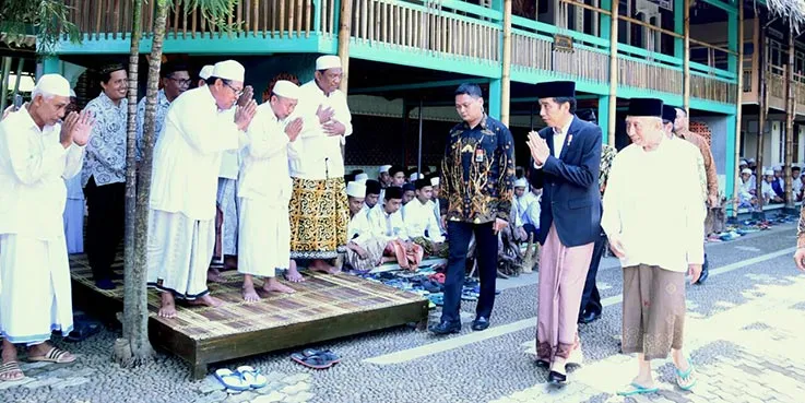 Presiden Jokowi saat berkunjung ke Pondok Pesantren At-Taufiqy, di Desa Rowokembu, Pekalongan, Jateng, Minggu (8/1/2016) pagi.