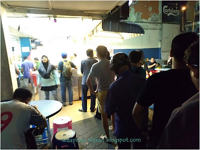 beratur panjang tunggu giliran nak ambil nasi kandar