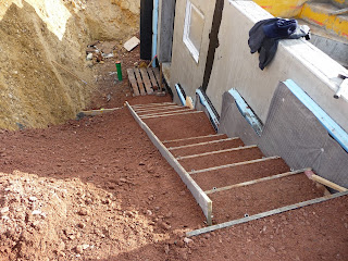 Ein Meisterstück Haus für M+A+D+E: provisorische Kelleraußentreppe