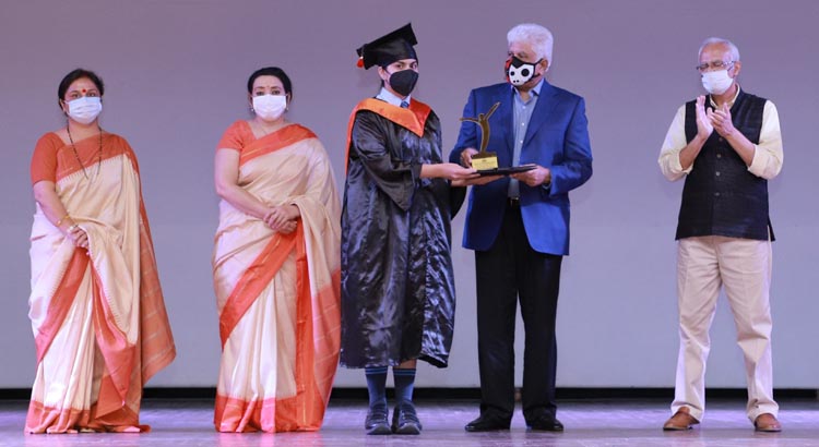 Rakesh Bharti Mittal, Chairman, Governing Council, Sat Paul Mittal School Presenting Award to the meritorious students of class XII