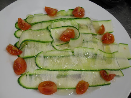 Carpaccio de pepino con cherry