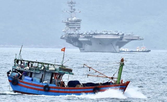 Cận cảnh siêu tàu sân bay USS Theodore Roosevelt dài 332m thả neo ở vịnh Đà Nẵng