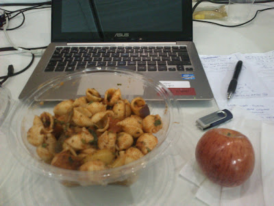 Ensaladas de pasta frente al portátil