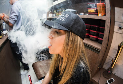 4 Reasons Why People Prefer To Vape over Smoke Cigarettes