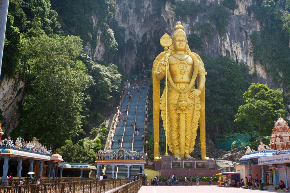 gran estatua dorada de la deidad Murugan