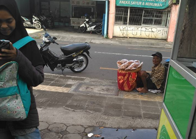 Sedih, Kakek Penjual Rempeyek Sering Tidur di Trotoar Gara-gara Ini Sedih, Kakek Penjual Rempeyek Sering Tidur di Trotoar Gara-gara Ini
