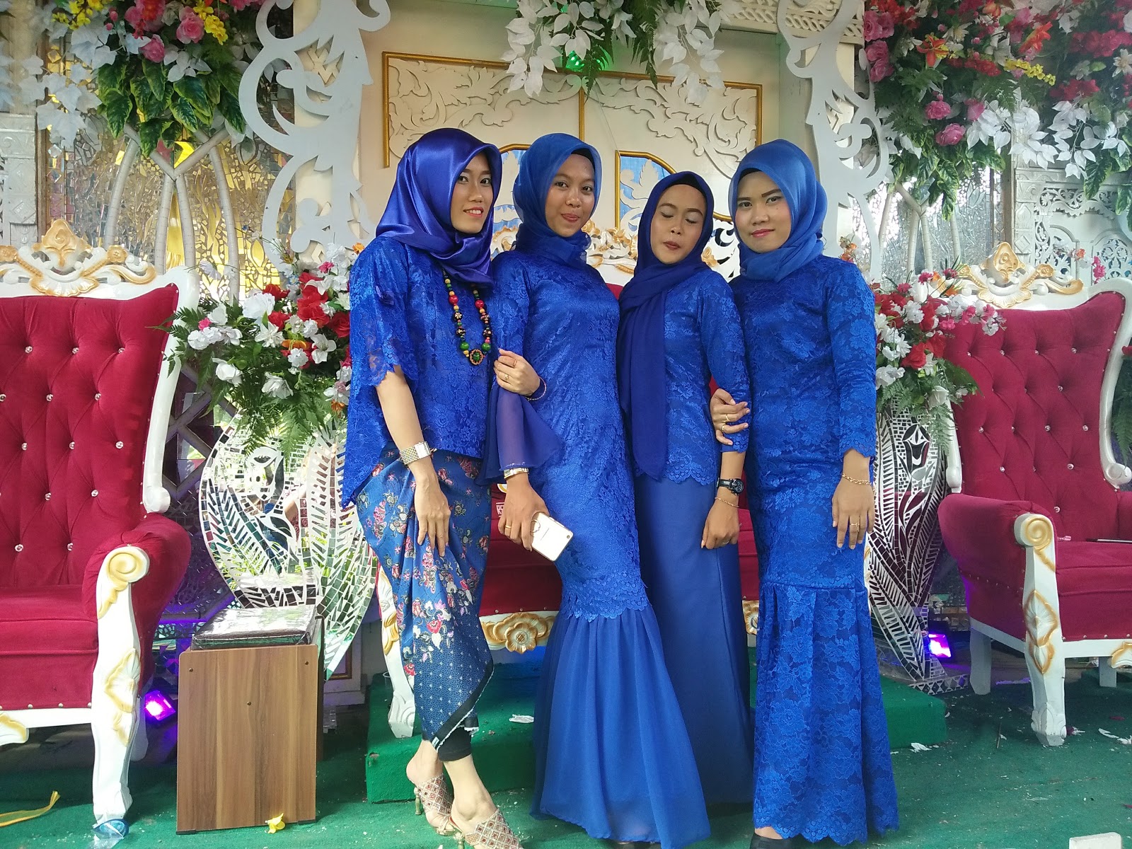 model seragam tamu resepsi pernikahan dress warna cerah