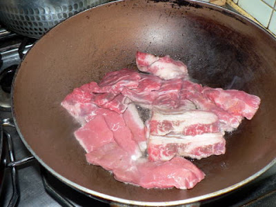 肉を炒める