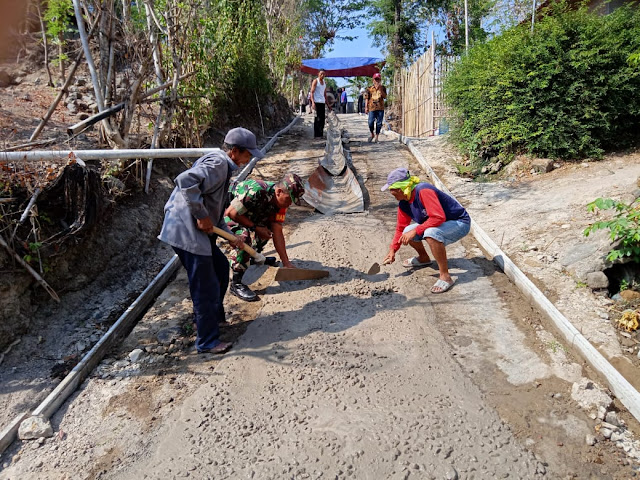 Mudahkan Akses Jalan, Babinsa Bantu Warga Cor Blok Beton Mudahkan Akses Jalan, Babinsa Bantu Warga Cor Blok Beton