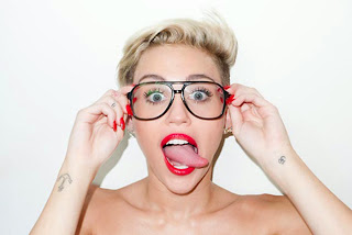 Pose Topless Miley Cyrus Sambil Menjulurkan Lidah