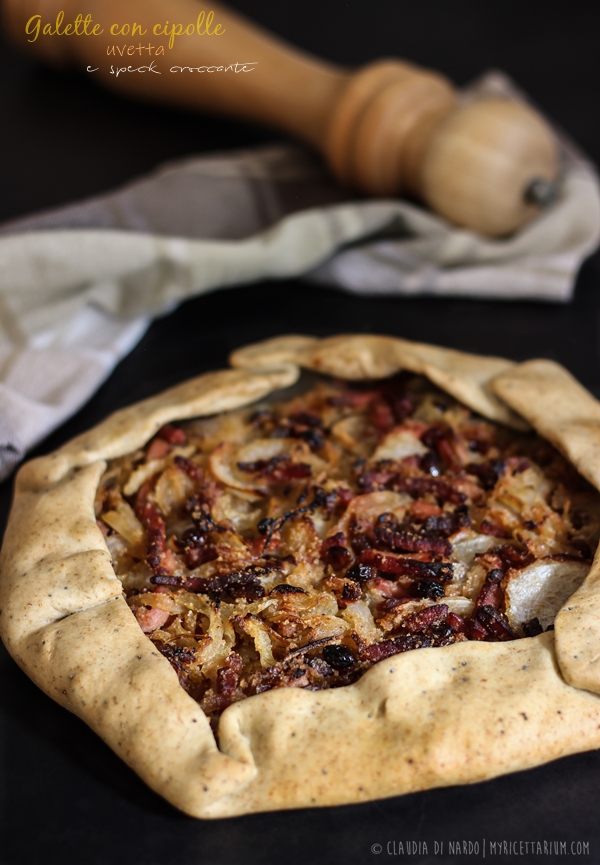 Galette con cipolle, uvetta e speck croccante