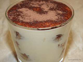 Tiramisu la pahar reteta rapida de casa cu piscoturi mascarpone oua zahar lapte si cacao retete culinare prajituri deserturi prajitura desert dulce italian,