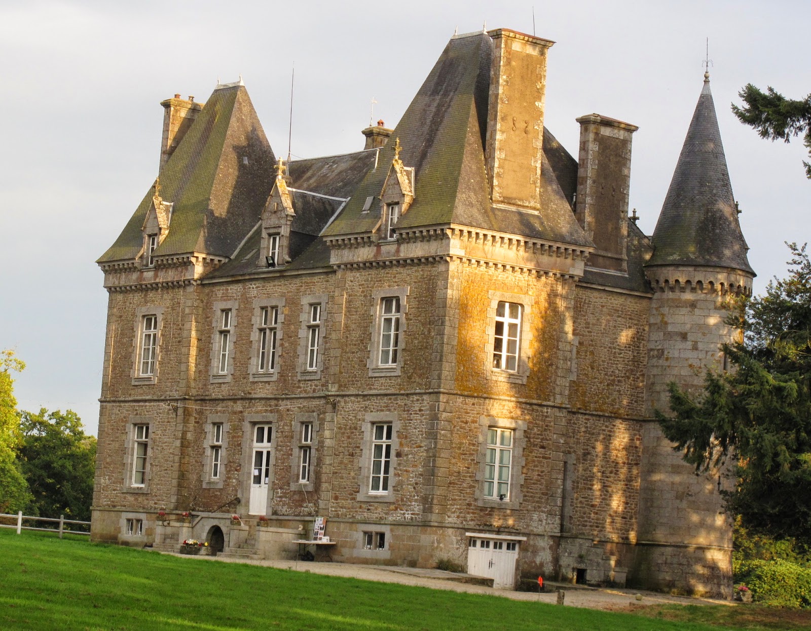Société d'Histoire et d'Archéologie du Pays de Fougères Les châteaux