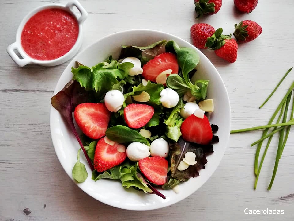 Ensalada de fresas con lechuga y vinagreta de fresas | Caceroladas