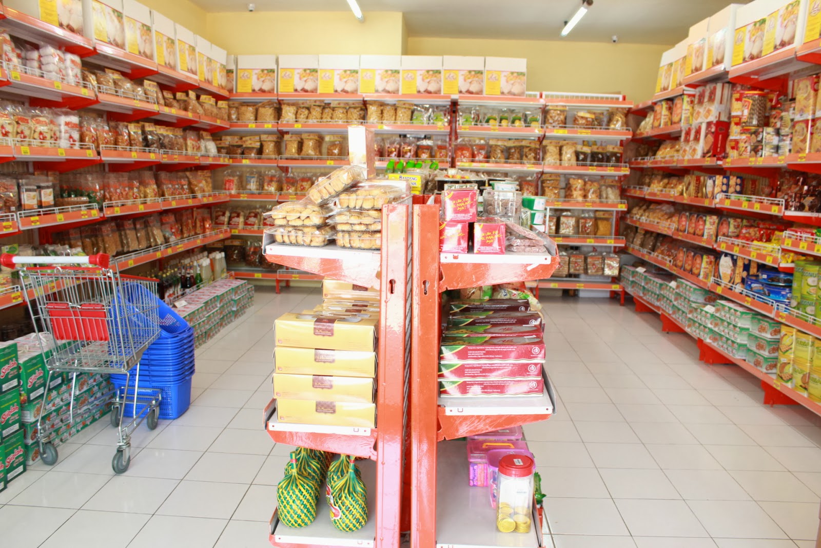 Toko Oleh-Oleh Ujung Galuh Surabaya: Inside The Store