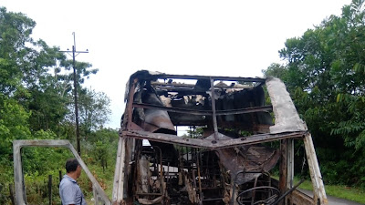 Una buseta de servicio público amaneció incendiada.