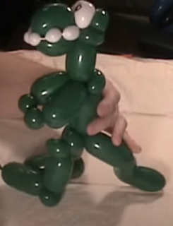 Modellierballons zu einer Dinosaurierfigur geformt.