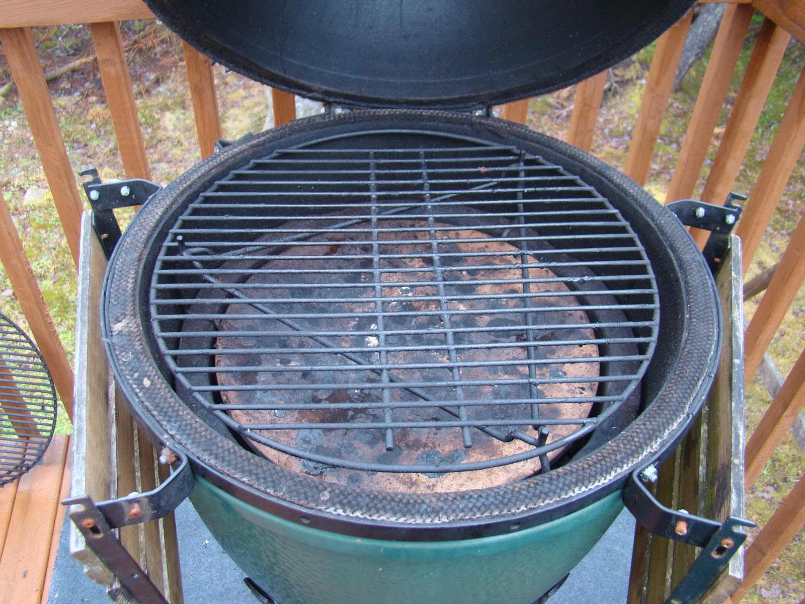 HRM CREATIVE BBQ Kamado Joe heat deflector vs Big Green Egg Plate setter.