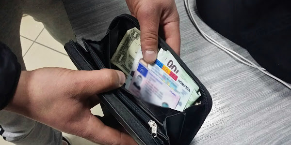 A dus la poliţie un portofel găsit pe o bancă