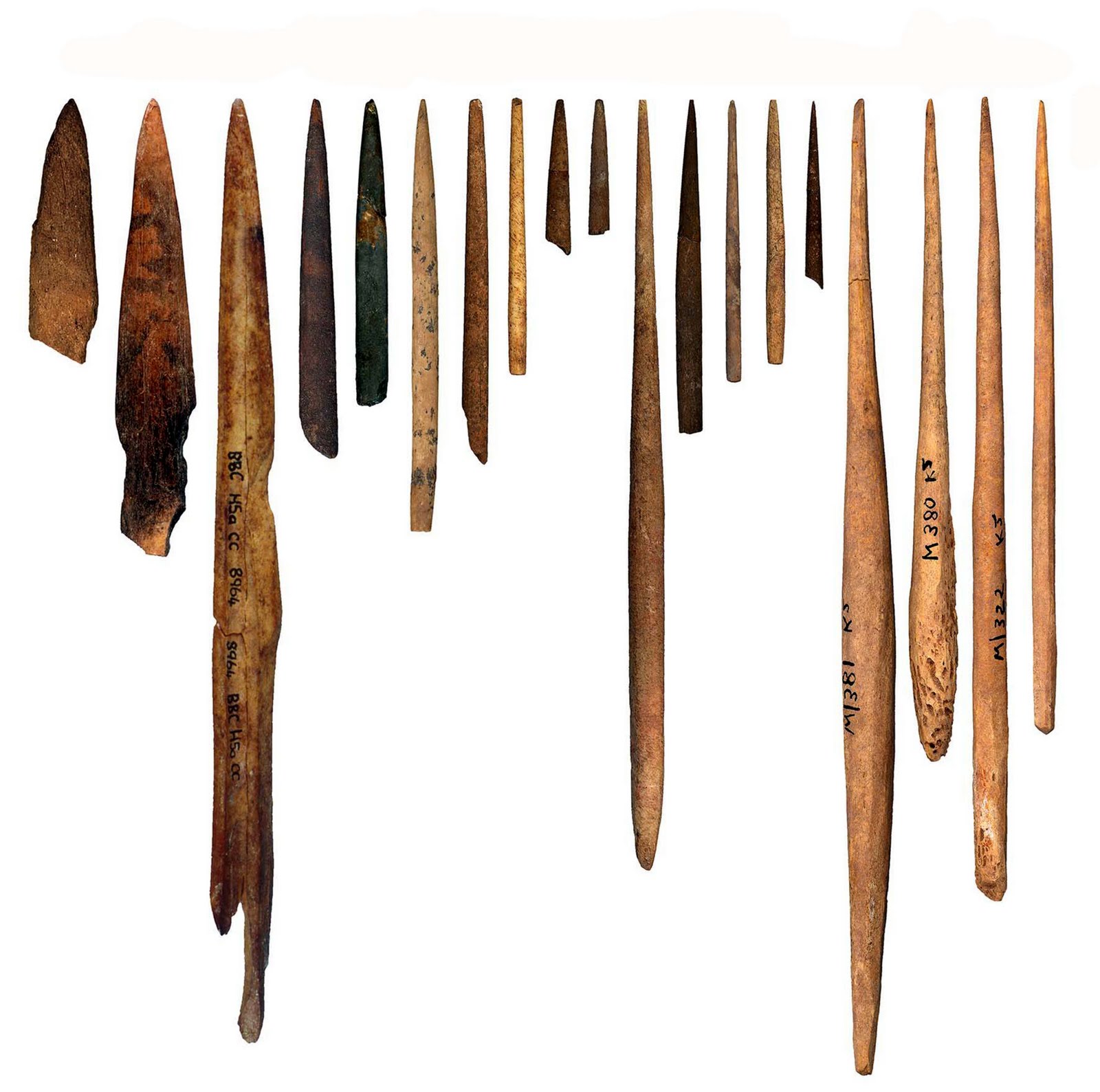 Первобытные инструменты. Вкладышевые орудия мезолита. Орудие мезолита лук и стрелы. Палка копалка древних людей. Костяной гарпун мезолит.