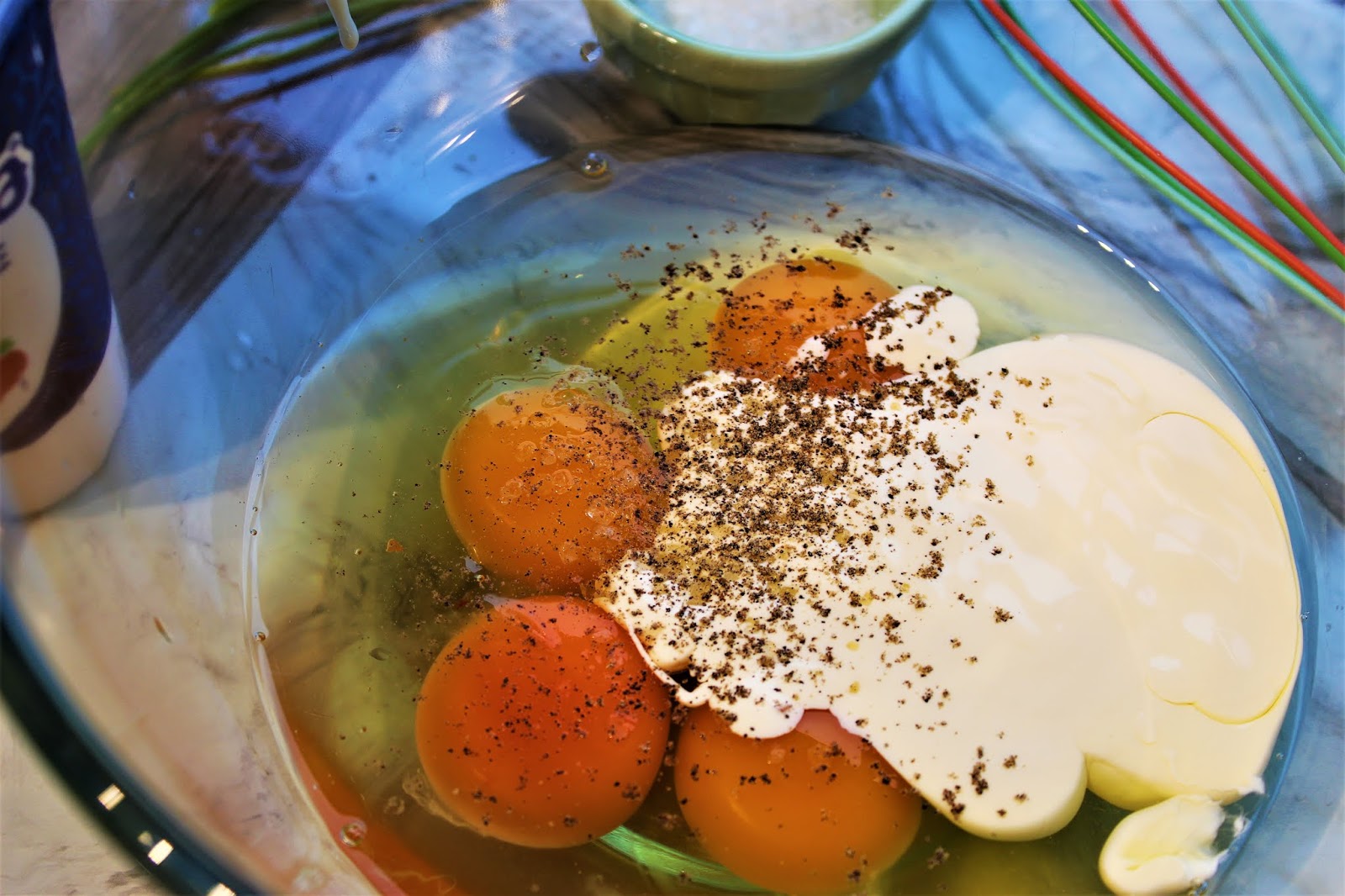 Na patelni roztapiamy łyżkę masła i wlewamy tak przygotowaną,gładką