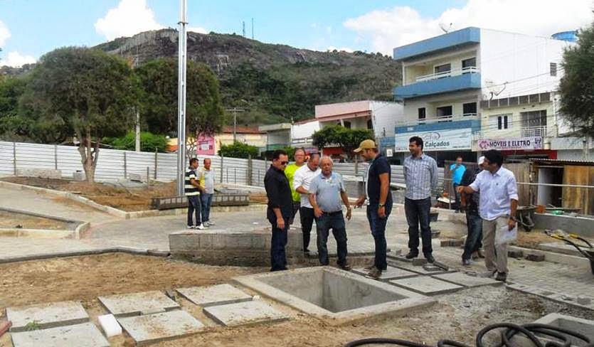 Prefeito, vice-prefeito e secretários acompanhando a obra da praça Prefeito, vice-prefeito e secretários acompanhando a obra da praça