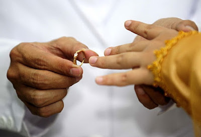 memasukkan cincin ke tangan perempuan untuk menikah