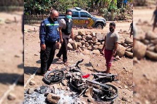 Dua remaja kepergok curi kambing, motor dibakar massa