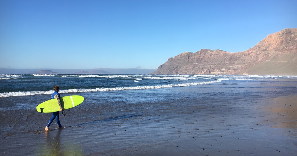 Surfing lessons in Famara, Lanzarote, with Lanzasurf The Hiking