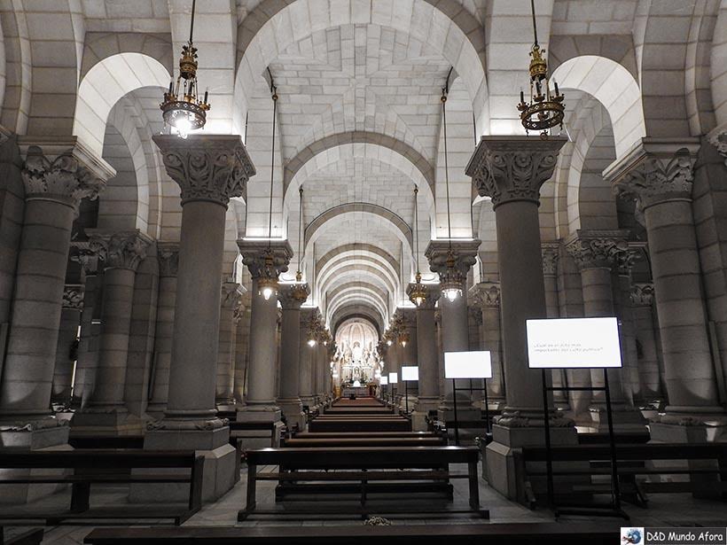 Cripta Catedral de Santa Maria de la Almudena: O que fazer em Madrid, Espanha