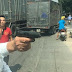 Bắt khẩn cấp giám đốc công ty dịch vụ bảo vệ rút súng giữa đường dọa bắn tài xế xe tải
