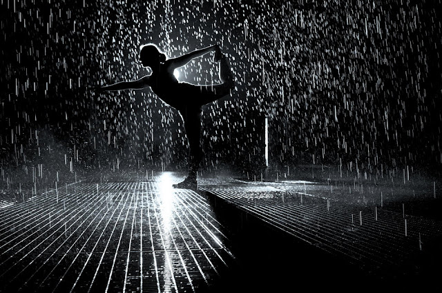 Bailando bajo la lluvia.