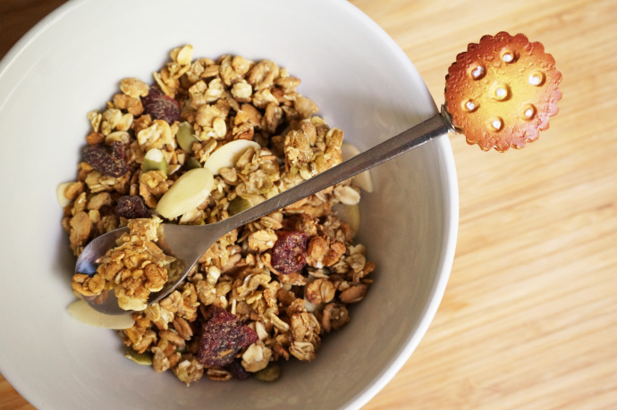 Céréales De Petit-déjeuner En Pot Muesli Sain Avec Flocons D'avoine, Noix  Et Raisins Secs Sur Tableau Noir